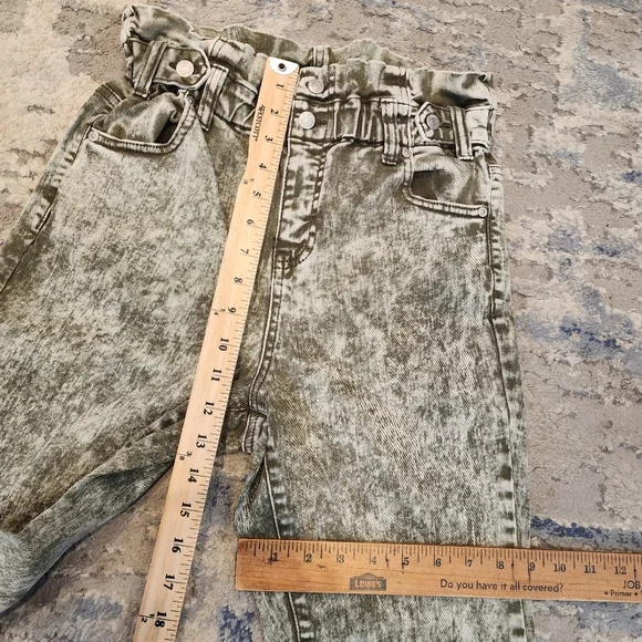 Almost Famous green acid wash stretch waist tapered jeans. Size small.  Highrise - Picture 13 of 14